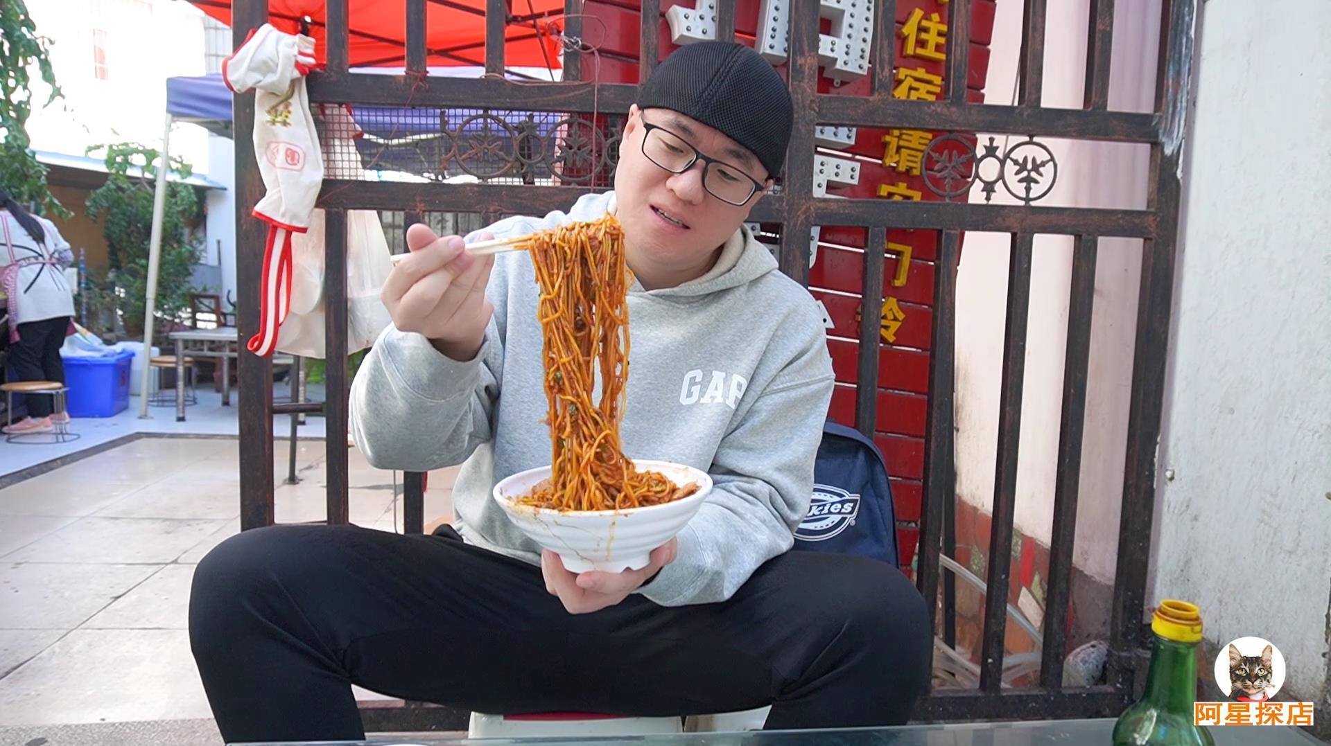 昆明30年卤面,大碗11元,半碗肉半碗面,云南拌面香辣红润