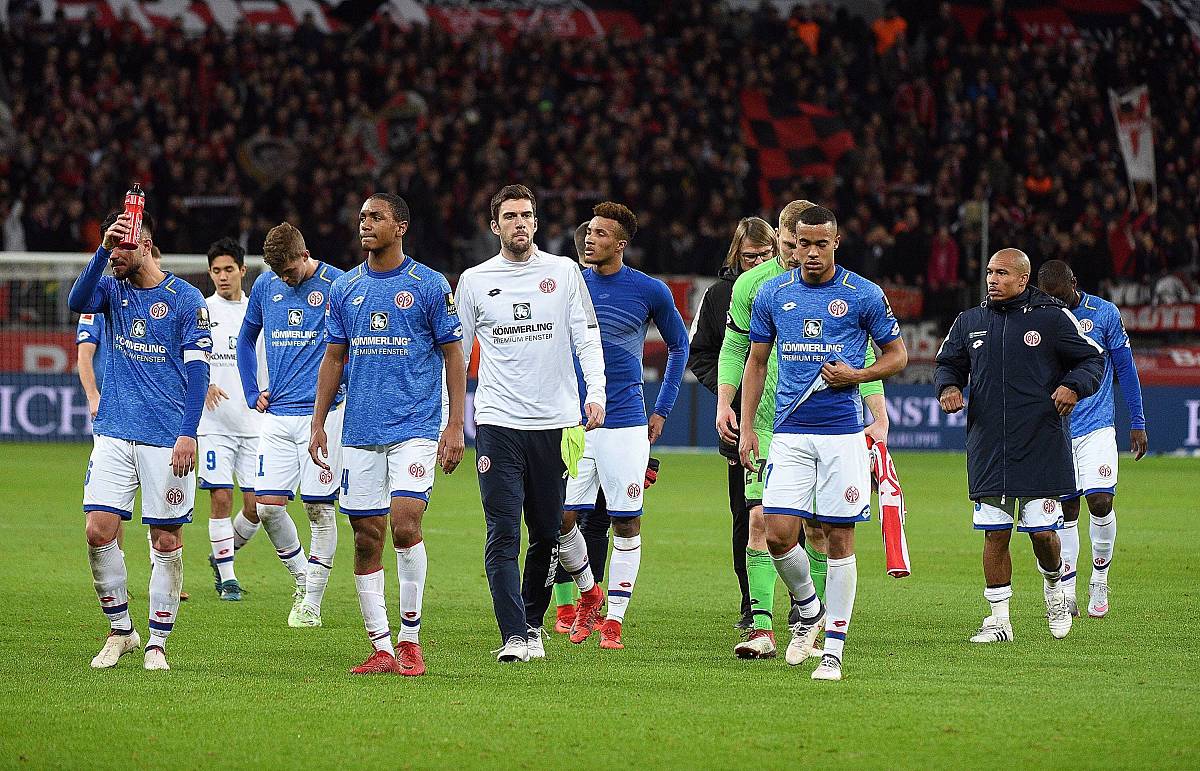 生成一个AE脚本使所选图层位于合成中央且支持中文版AE