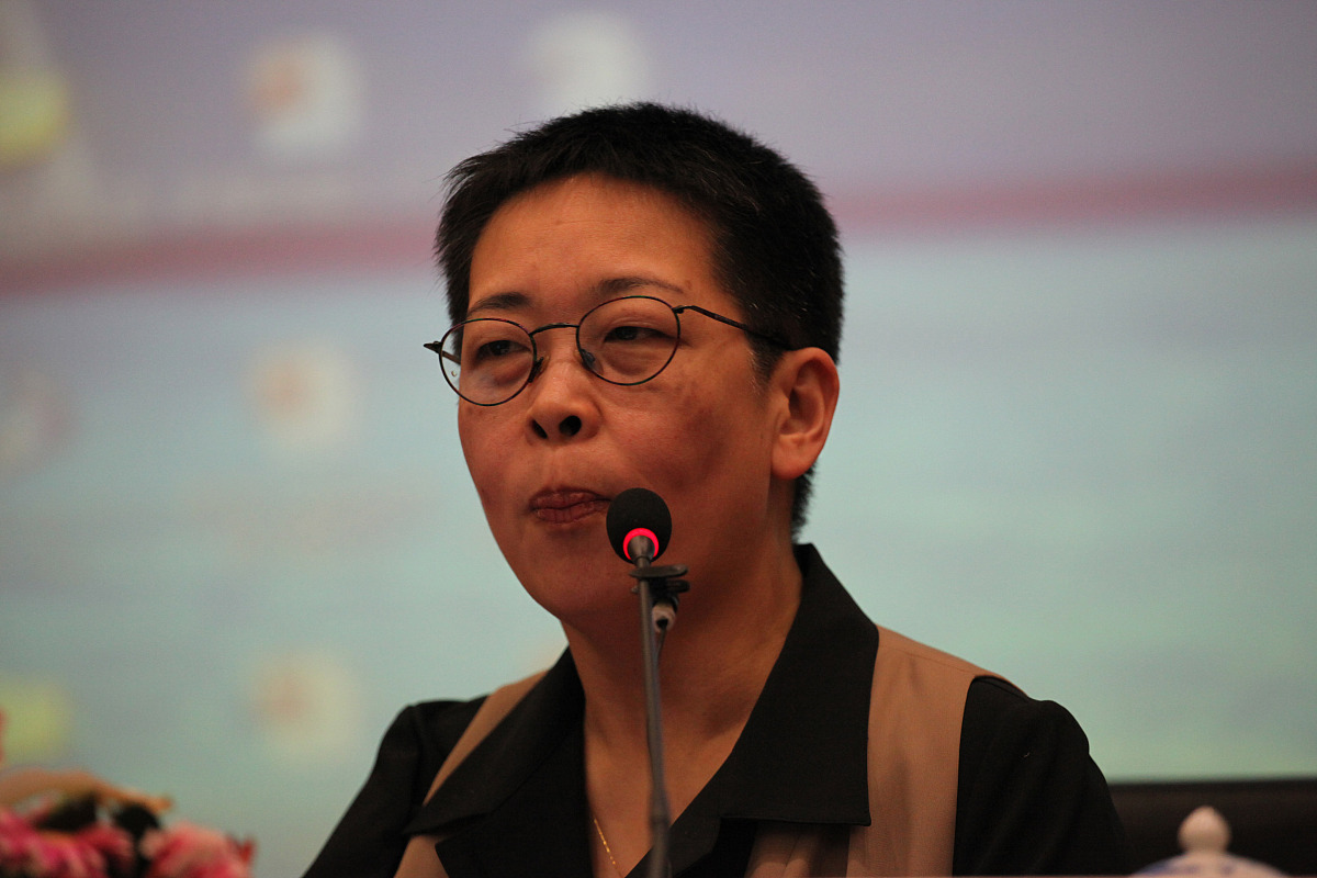 2012年3月24日,江苏苏州,央视主持人张越与苏州市民共同探讨"我们为什