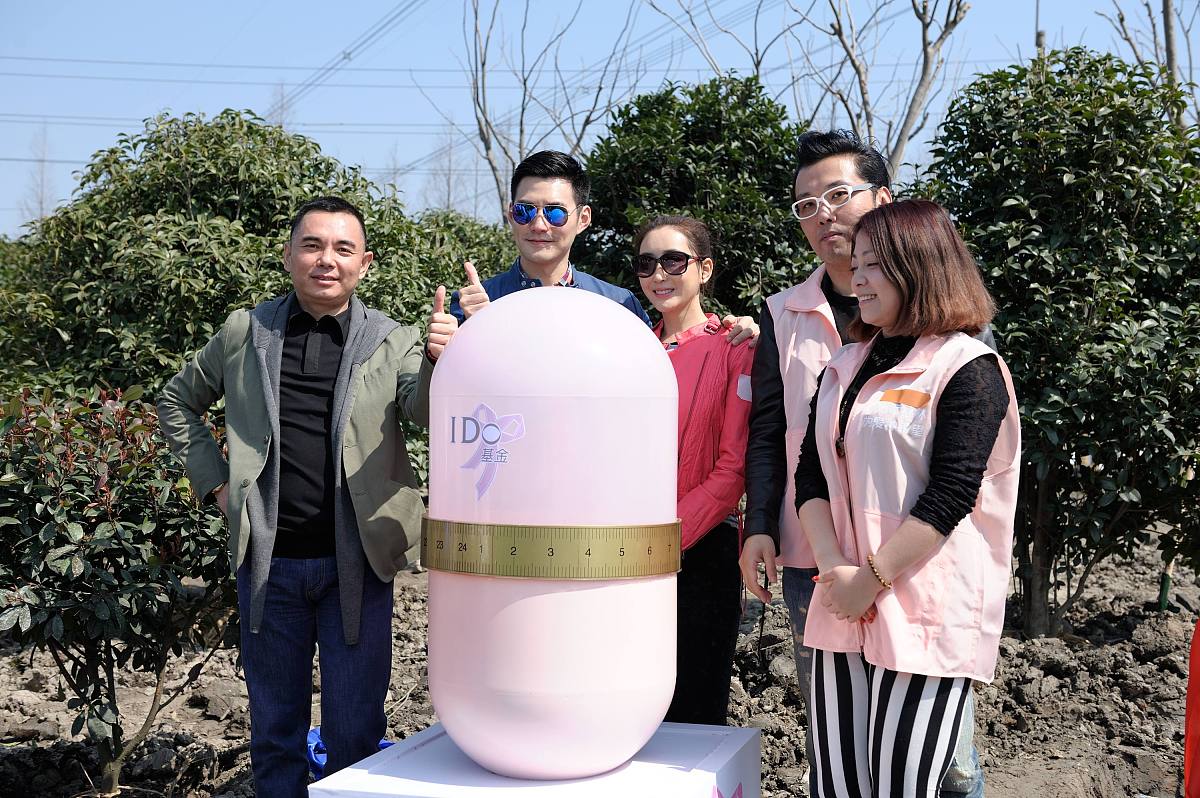 2014年03月16日,上海,明星出席i do 基金举行的慈善种树活动.严宽(严