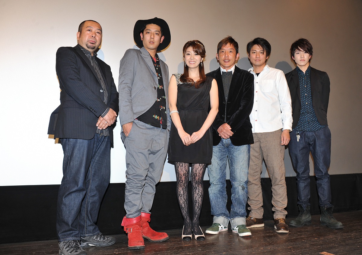 日本語の文法問題：やまださんはにほんじん__です。