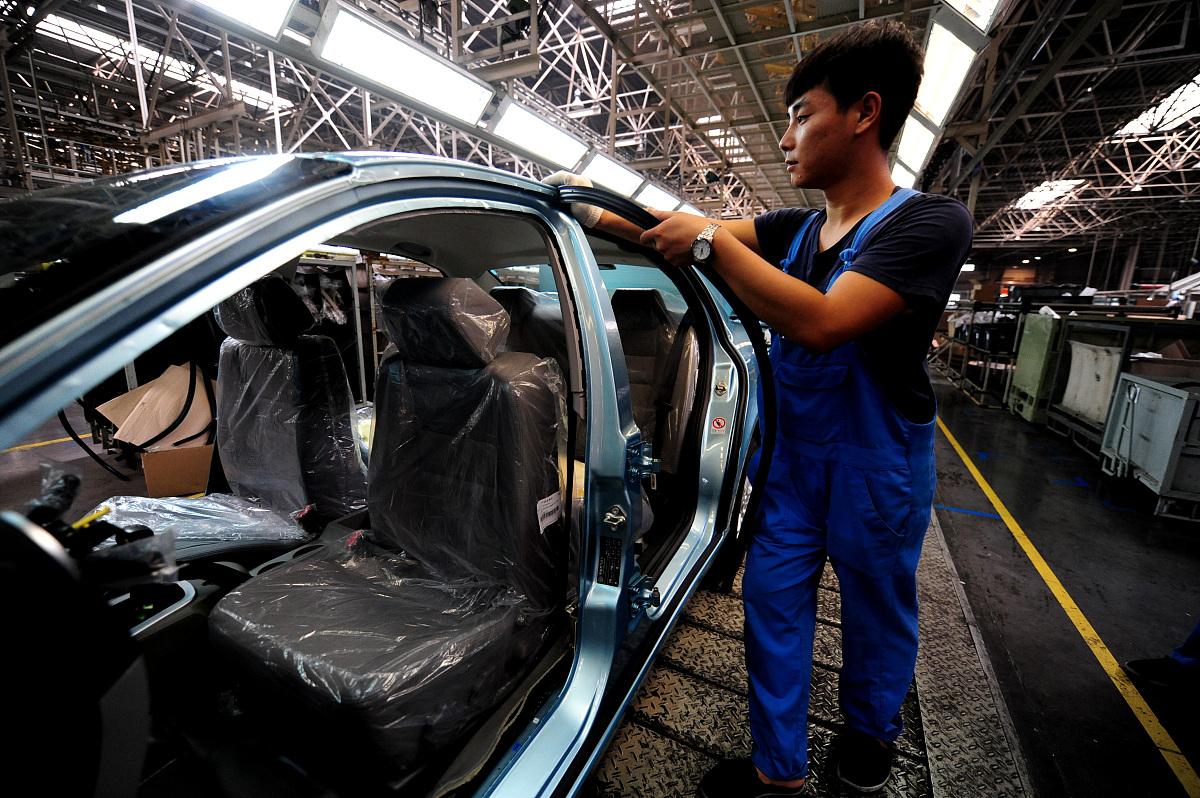 现在我是一名汽车制造企业的生产主管以此写一些关于我的敬业精神自评一百字报告