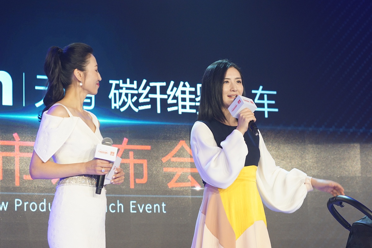谢娜产后复出双下巴与尖下巴并存 穿灯笼袖长裙叉腰秀美腿