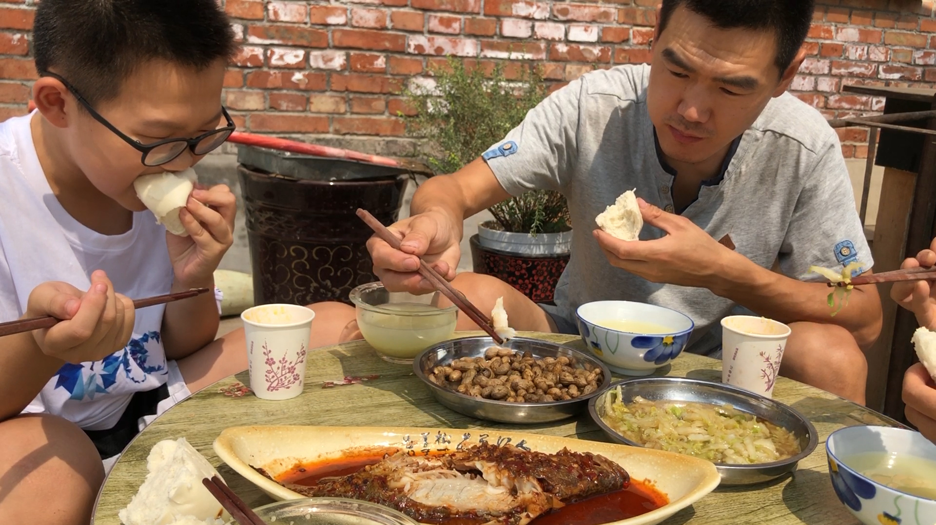 阿远做泡椒烧臭鳜鱼吃,闻着臭吃着嫩,可儿子就夹了一筷子吃