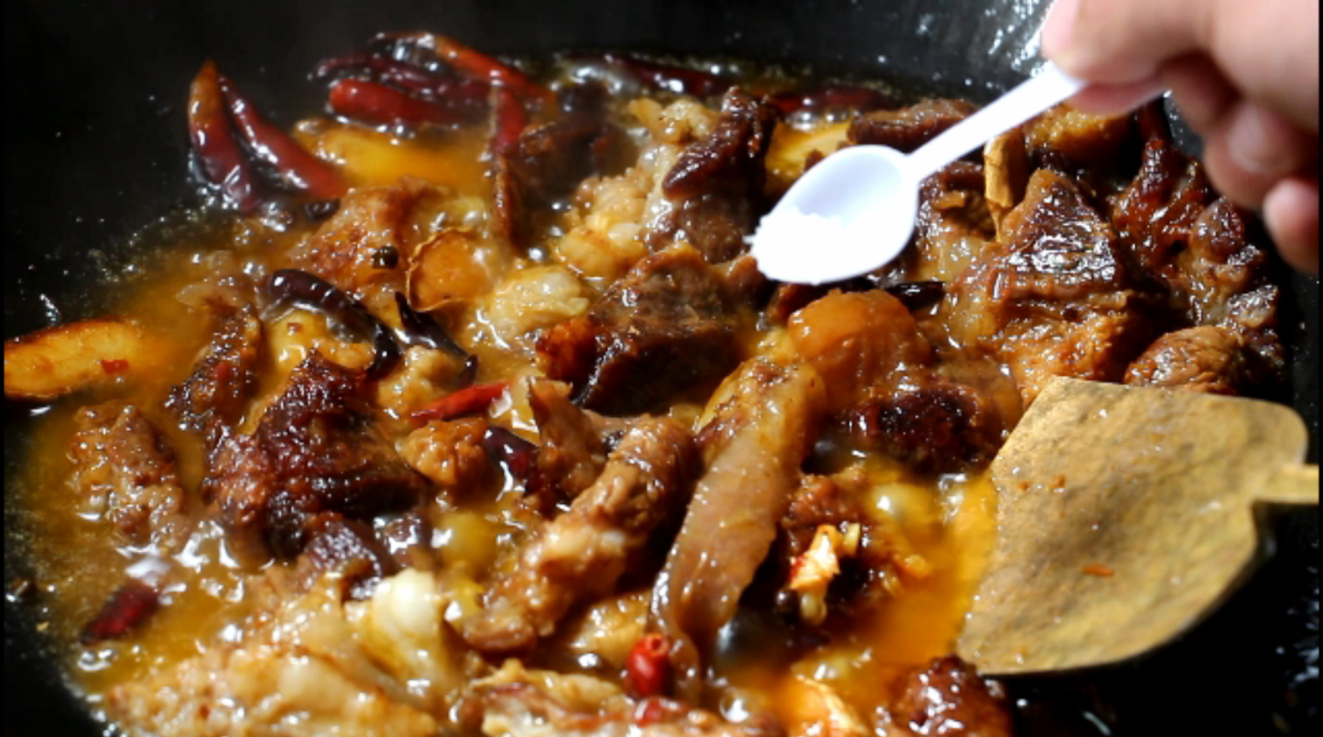 家常红烧牛肉,步骤清晰,简单到只要用些家常佐料就可以了!