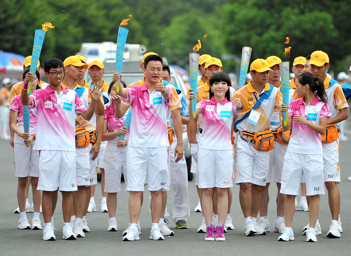 2013年08月06日,南京,2013南京亚青会火炬传递活动.吴莫愁