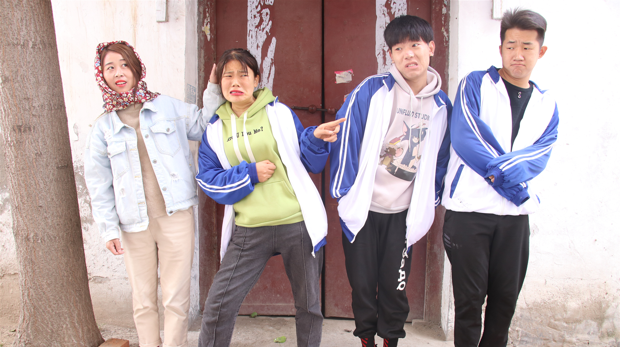 童年趣事:小伙伴教燕子玩斗鸡,结果把燕子气哭了,过程太好玩了