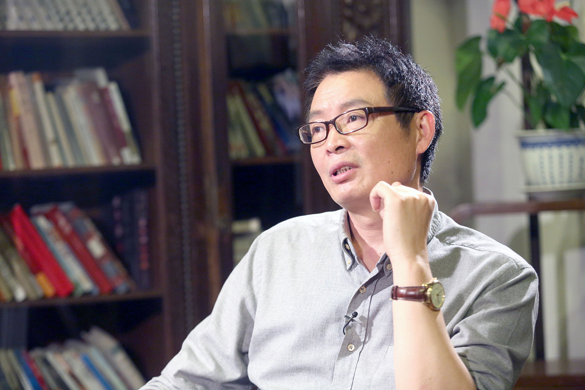 2014年<strong>8</strong>月15日,上海,曹可凡倾听麦家谈畅小说创作***_*** 麦家