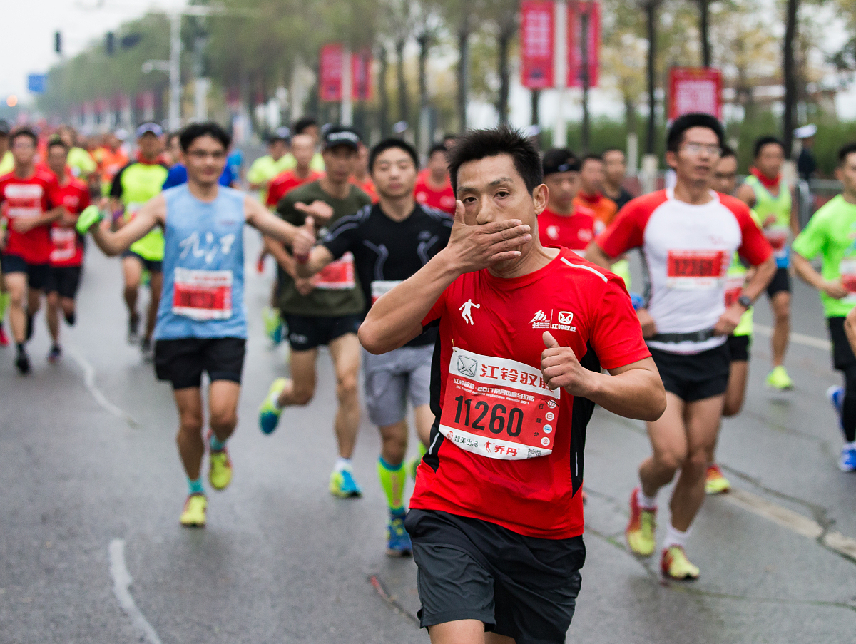 运动会加油稿：团结拼搏，奋发向前！