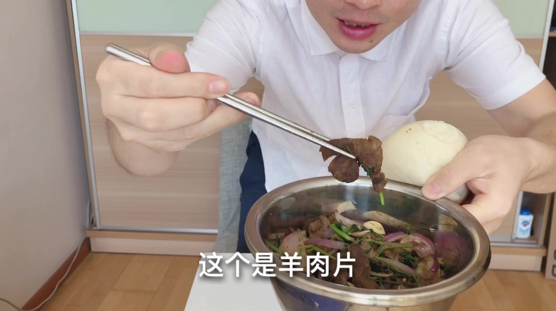 1斤羊肉,1捆香菜,洋葱,大蒜,孜然羊肉,晓峰吃得太香了
