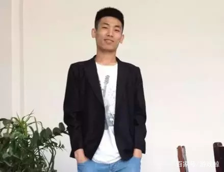 斗鱼土豪狂刷200万捧新人女主播,热度近亿比旭