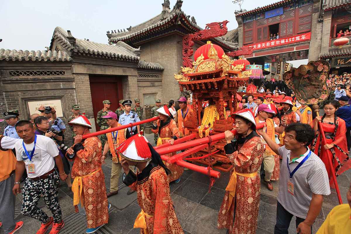 一个交流会中的乐队有十个表演的节目十个表演的节目之间需要穿插三次抽奖活动主持人需要怎样表述让环节衔接起来请帮我简易写出这些环节的主持稿