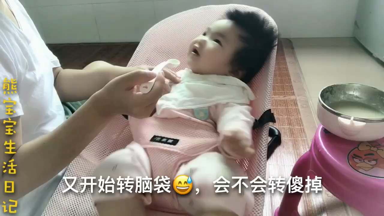 5个月的宝宝发现了啥,不停转脑袋,太可爱了