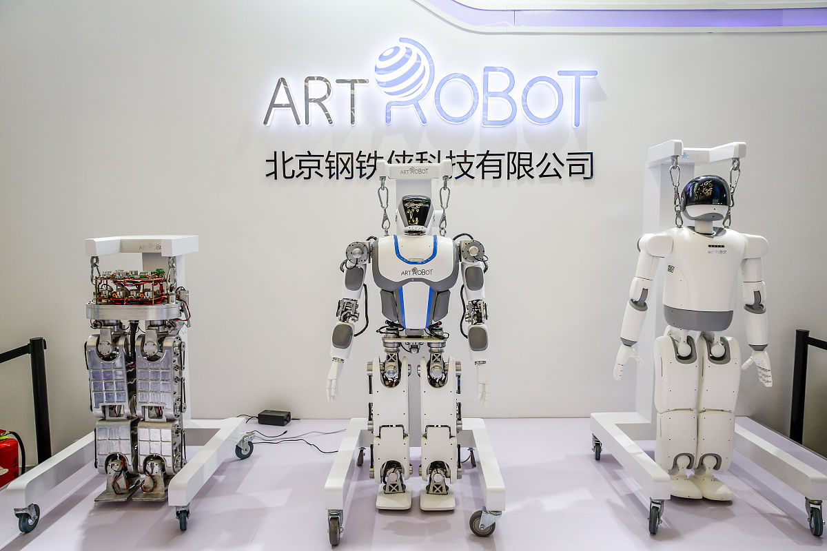 Suppose you are a fresh-man in univercity from ChinaYou havent studied deeply about robots beforeIn the English classyou have to finish the introduction of an English paperand the topic of your paper