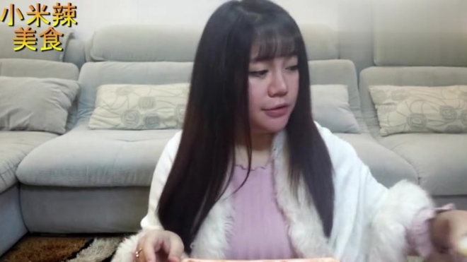 姑娘试吃世上最小的北极甜虾,教你熟虾生吃的方法!