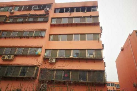 济南一家六口突然死亡 媒体探访现场:案件扑朔