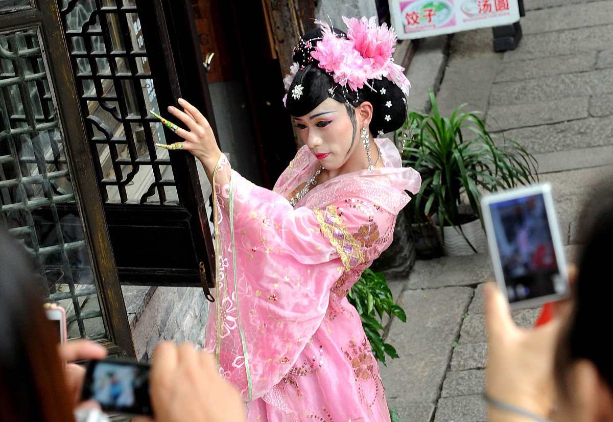 ***_***2012年7月18日,苏州,一名男生模样的青年穿着古戏服饰拍摄"伪