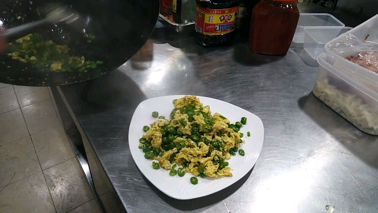这才是尖椒炒鸡蛋正确的做法,下酒又下饭,一顿一盘不够吃