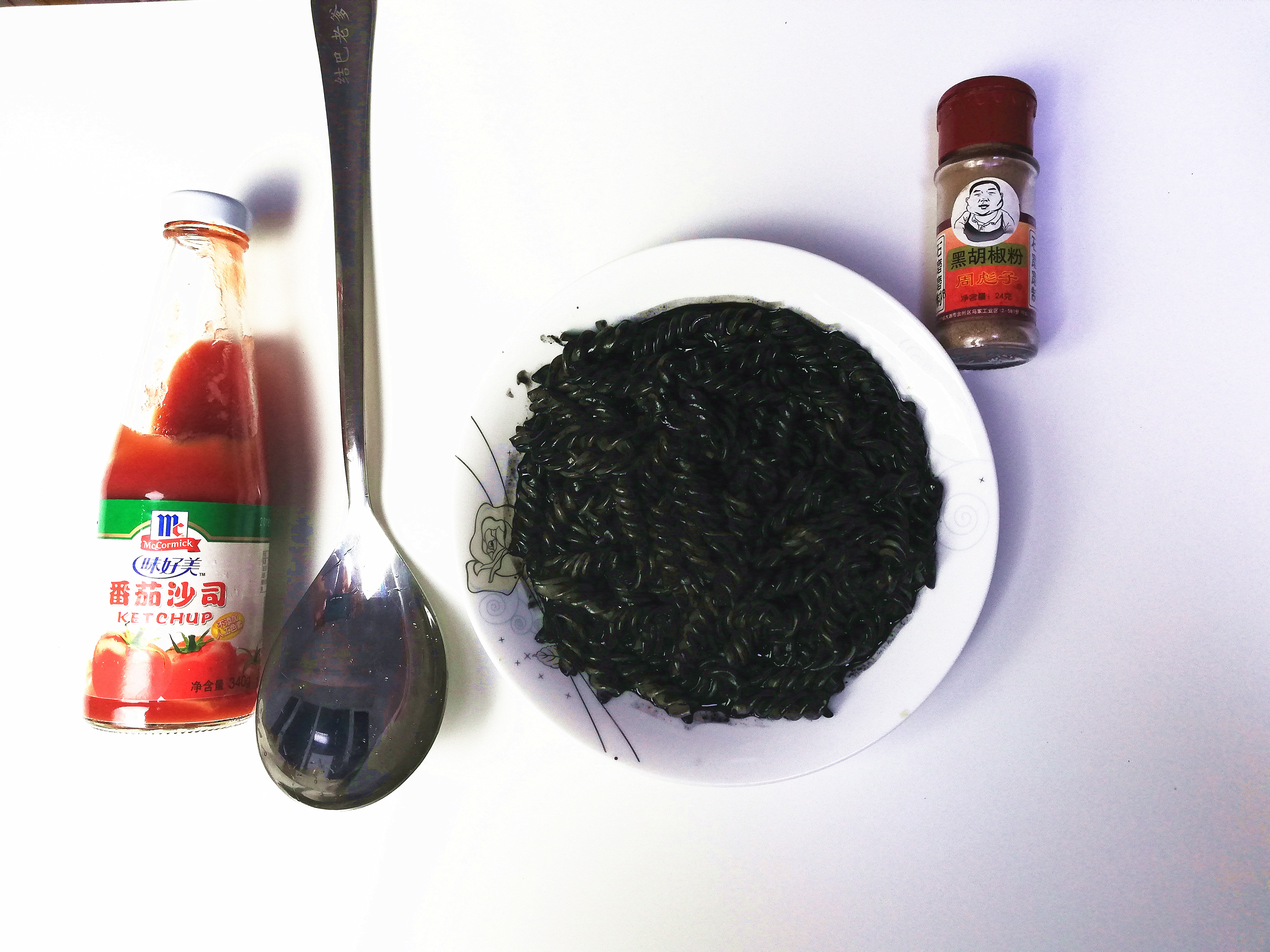 老爹第一次吃墨鱼汁意大利面,没想到吃的满嘴都是黑色