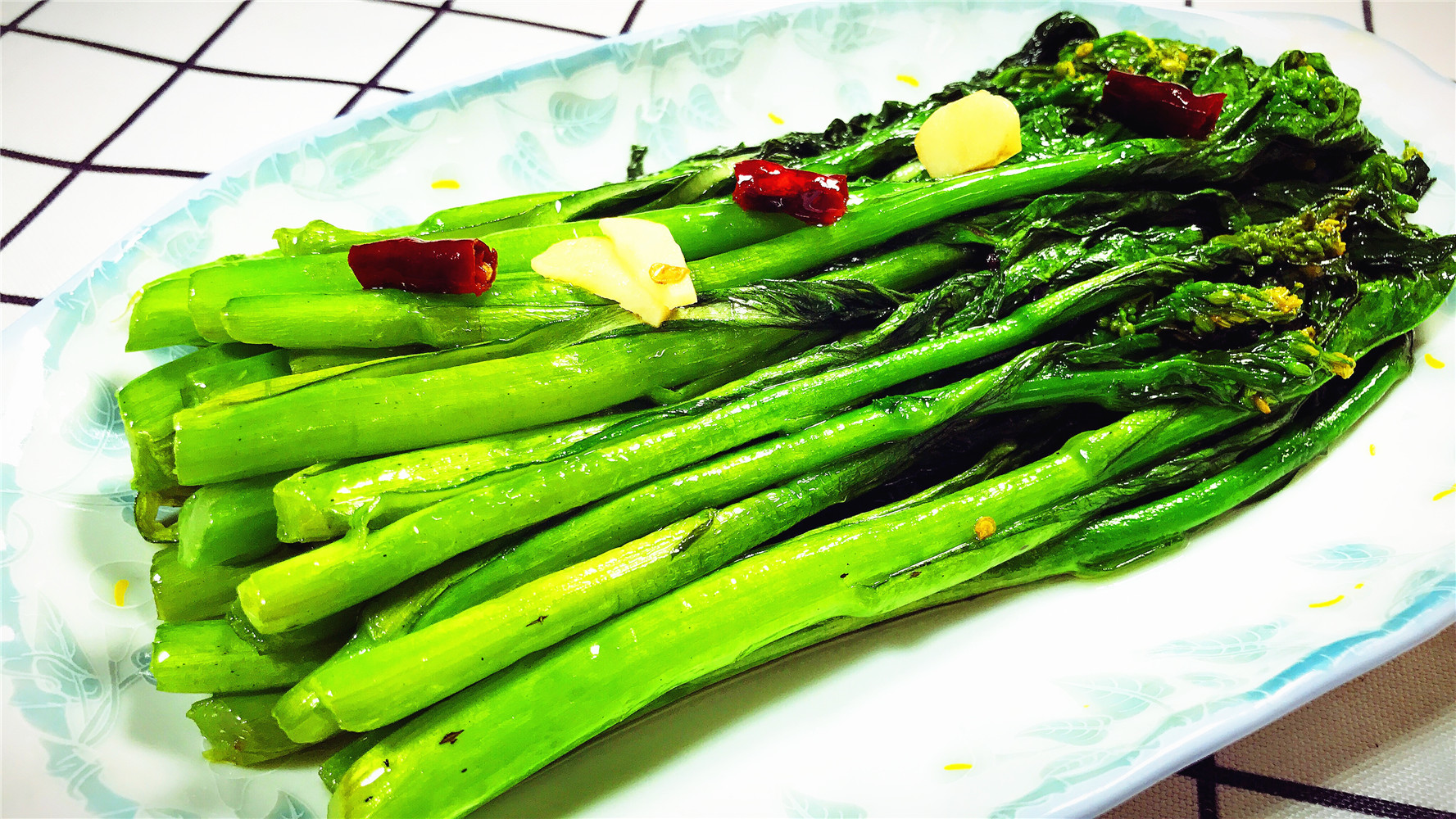 炒青菜时,万万不可直接下锅!大厨教你一招,青菜翠绿爽口不发黑