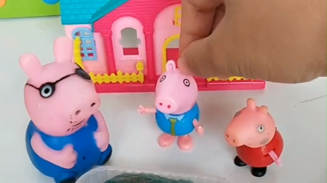 猪爸爸用彩泥做了一个冰激凌,乔治最喜欢绿的冰激凌,这个能吃吗