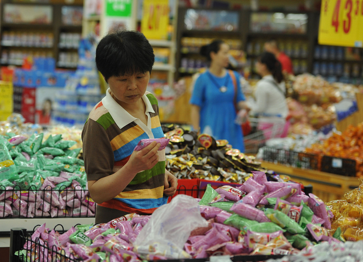 ***_***2015年6月27日,安徽阜阳市民在一家超市选购商品.