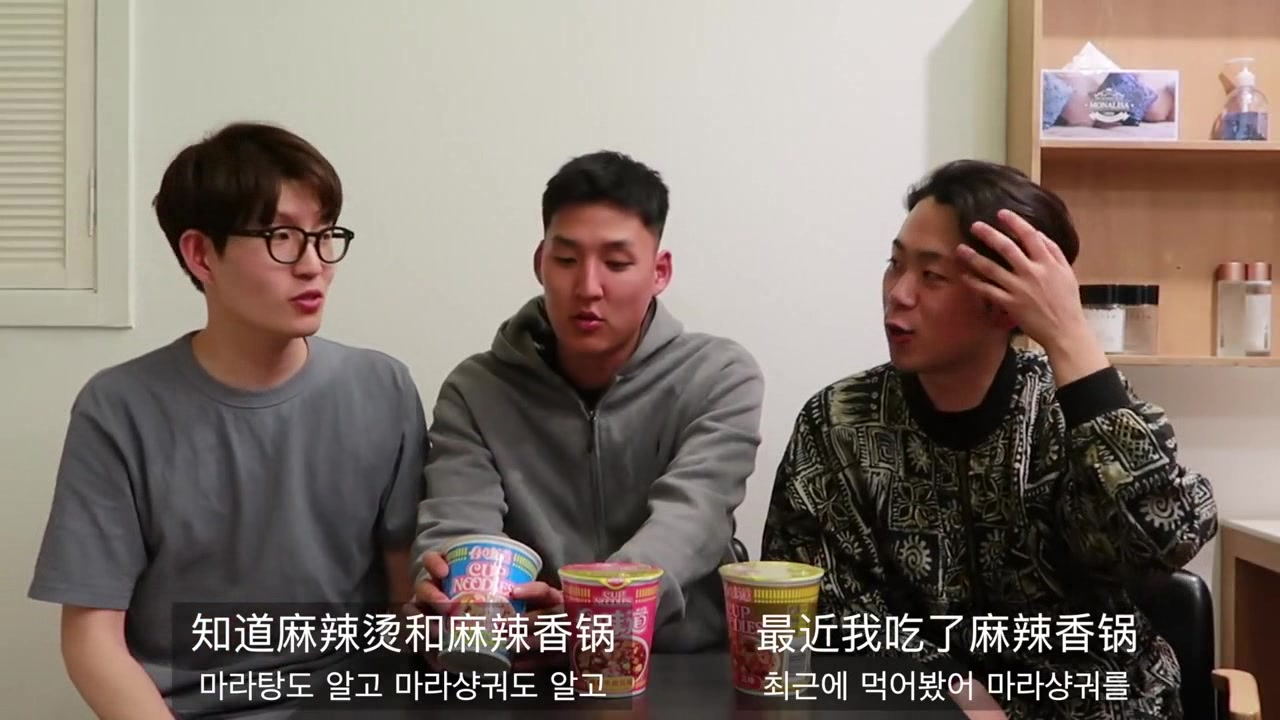 韩国人第一次吃麻辣味方便面,舌头不会动了?没想到竟被麻醉了!