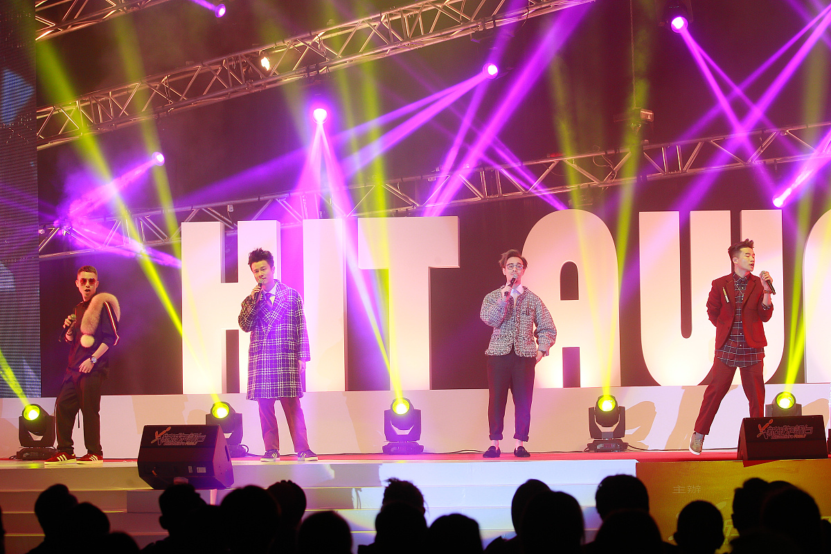 请用中文对后面网址内容生成摘要不要少于10个句子 httpstasteofcountrycomjelly-roll-first-cmt-music-award-digital-first-performance-of-the-year