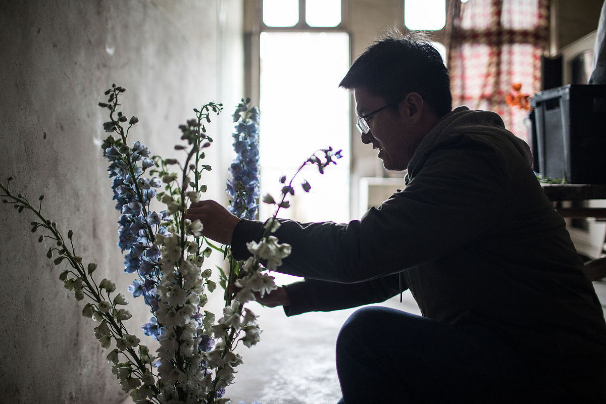 2019年3月2日,杭州,he在网上开了一家名为"植物图书馆"的花店,每一束