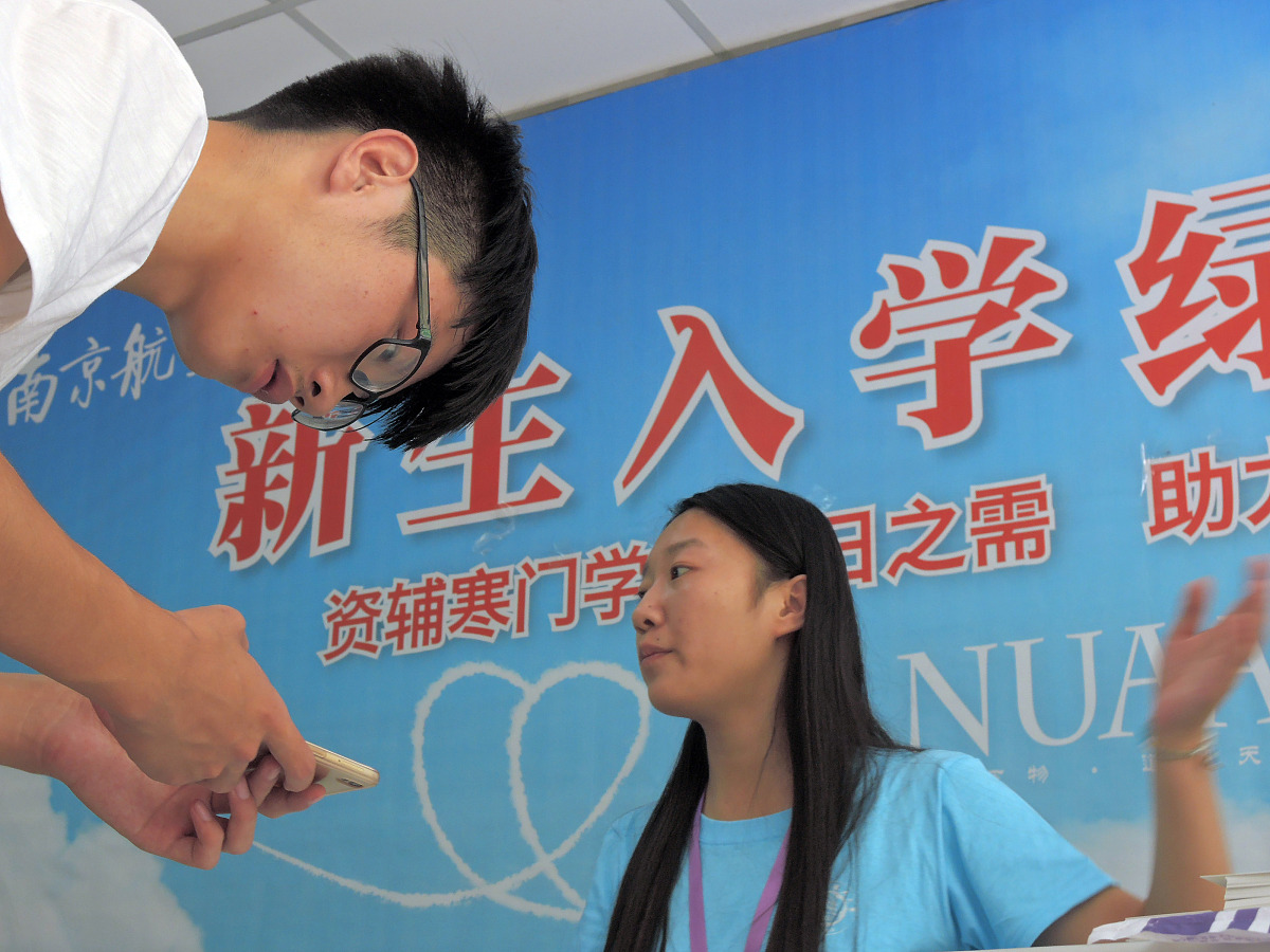 从上海中医药大学学生辅导员的角度以身边的十年为主题拟一个有文采的题目写一篇1500字声情并茂的征文。