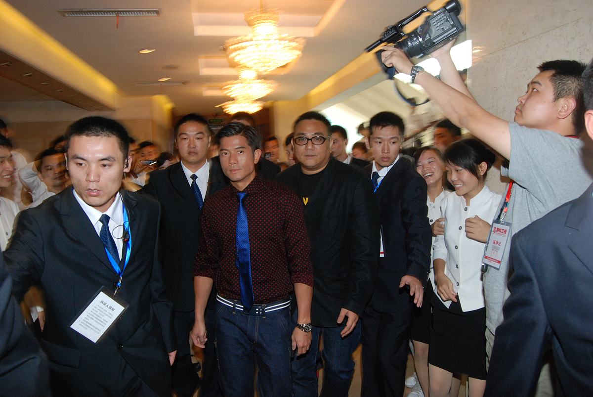 以报案人身份向派出所报案用公正合法准确的语句写明下列案件案情我是江门市中石化业务客户经理曾超平从2019年5月5号到2020年1月21号温健良一共欠我油款142100元签收人是温健良的下属欠款时间为3年6个月我曾经在鹤山大雁山工地送柴油到温健良所在工地当时我是与温健良业务接洽送油到工地。温健良通知财务李响群向我微信汇款。2019年5月5号之前都是按时汇款但之后经过疫情我送去的柴油油款一拖再拖我曾经