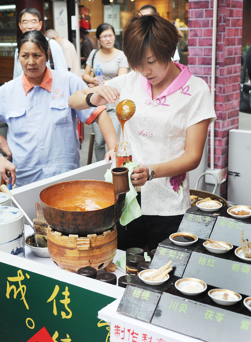 2014年9月10日,上海市,豫园经典品牌文化展当天起至10月7日在豫园商城