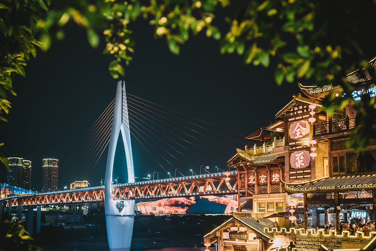 设计一个与重庆旅游有关的newsletter