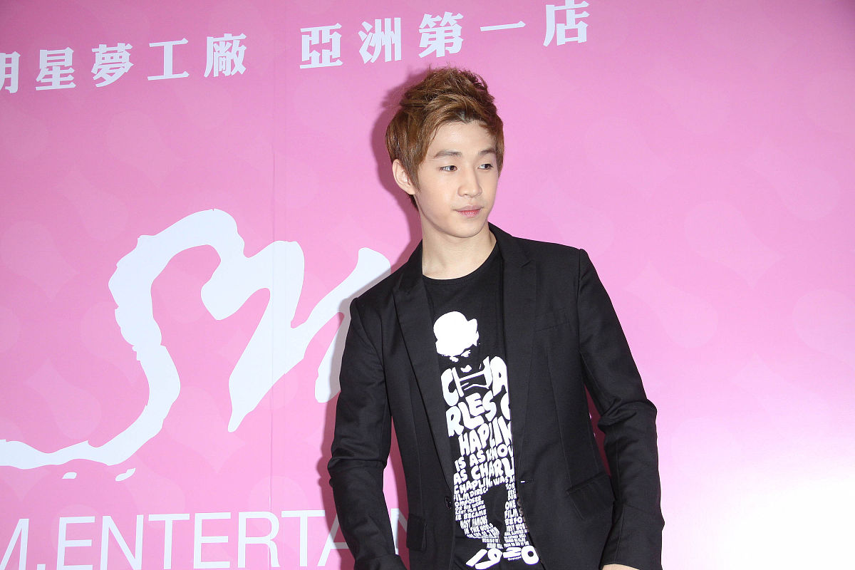 2011年7月8日,台北,"s.m.官方明星商品专门店"开业.super junior-m团