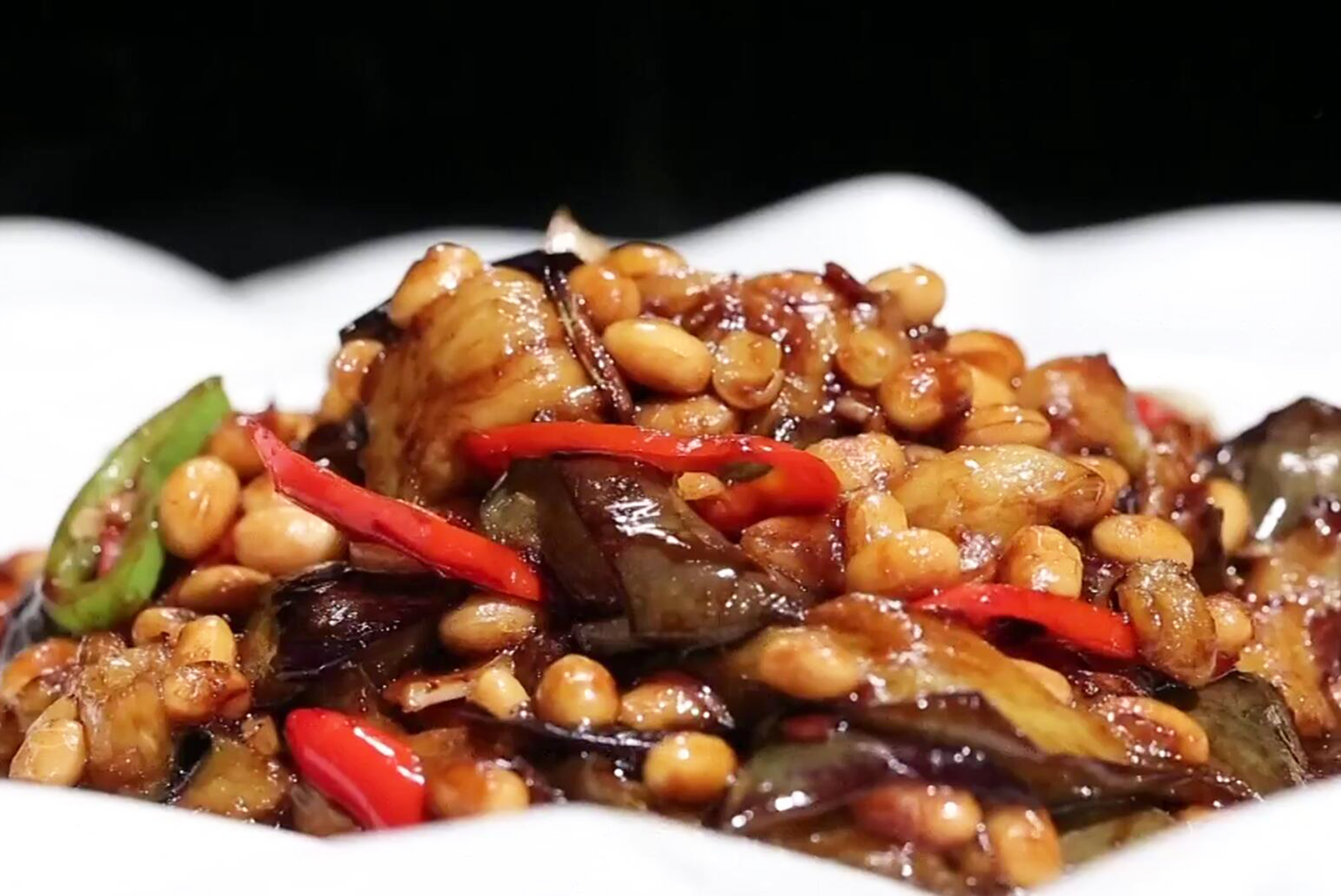 夏季吃豆胜吃肉,大厨教您做应时应景黄豆烧茄子,吃着比肉还香