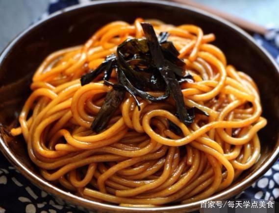 老妈跟黄磊学了葱油拌面做法,没想到这么好吃