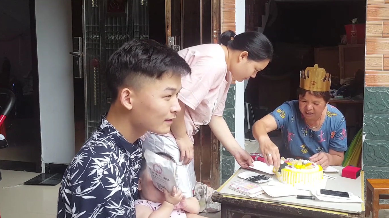农村婆婆53岁生日,儿媳和女婿送了什么礼物?婆婆激动的说不出话