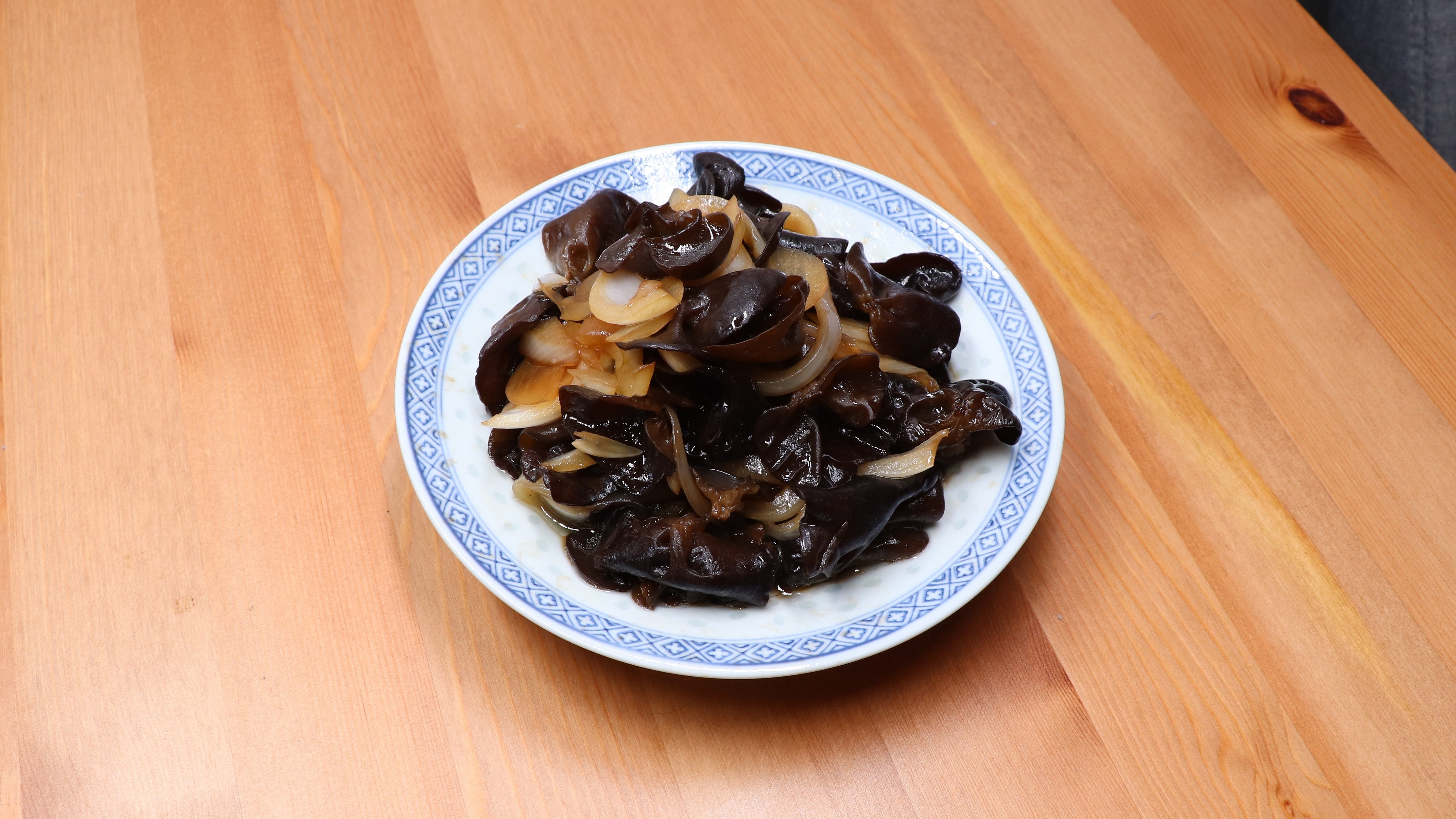 木耳怎么做才好吃呢?推荐一道小凉菜,醋椒洋葱拌木耳