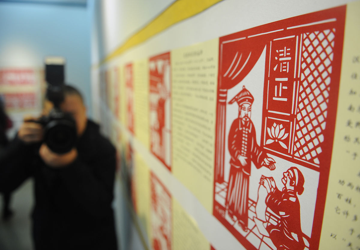 剪纸促廉洁：财务科开展别开生面的廉洁文化活动