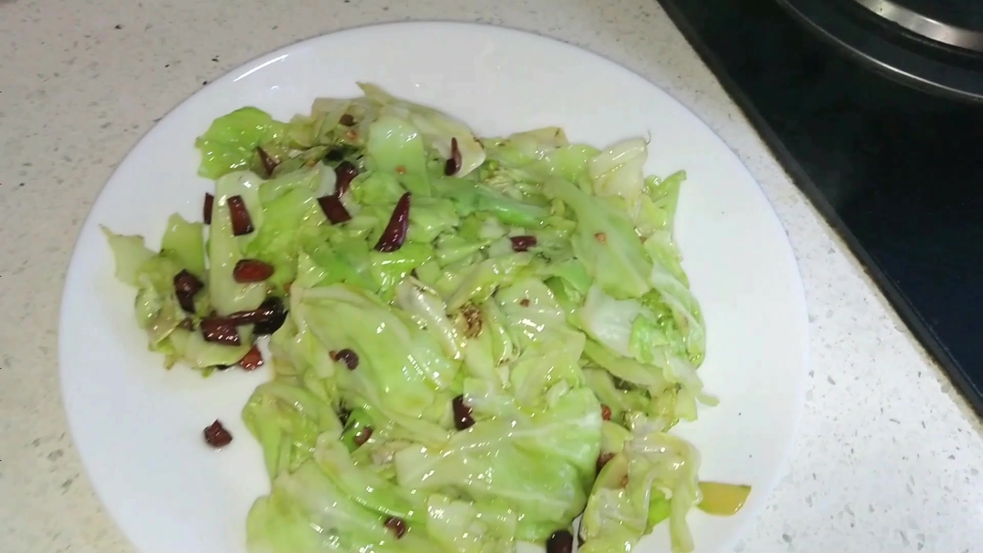 炝炒甘蓝怎么能保住水分,老公今天露一手,清脆麻辣好吃
