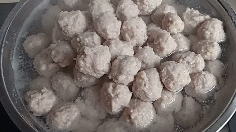 手指轻轻一勾就做出肉丸子,再也不用买丸子吃,为家人健康自己做