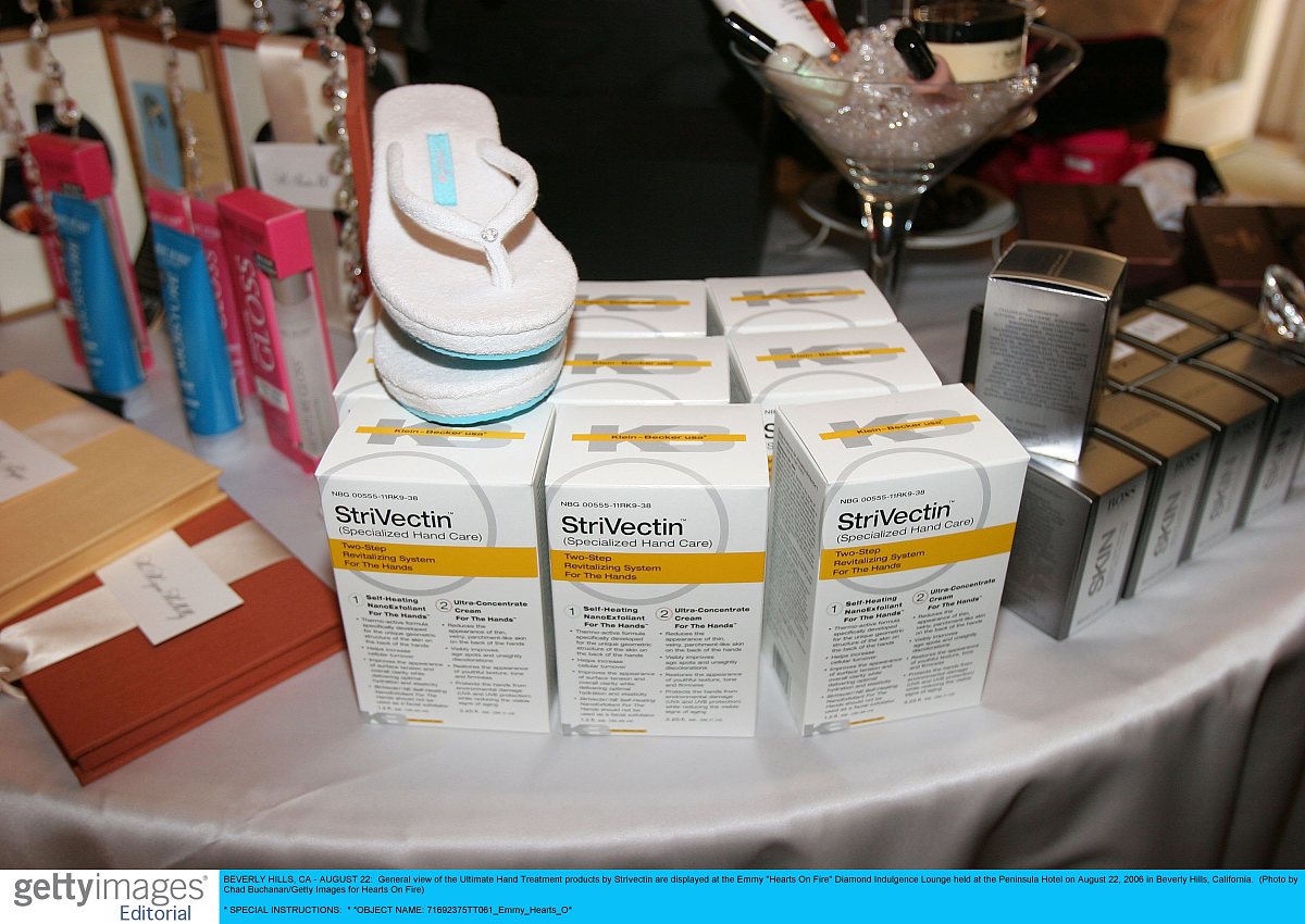 帮mandy用英文给Andrea Tejeda写一封信： 包裹会标记为礼物送出请放心。为保证包裹能准确送达还需要提供邮编和瑞士的联系电话