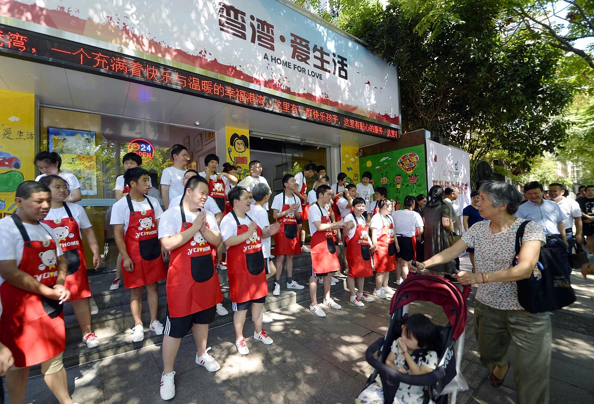 ***_***2018年7月18日,杭州弯湾托管中心的学员在杭州"弯湾·爱超市"