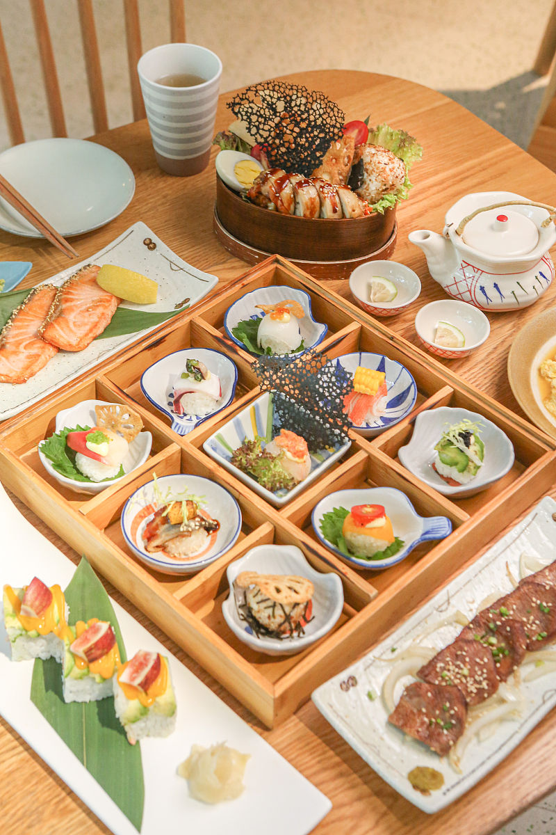 日本文化：伝統、食、教育、アニメ、芸術、着物、歴史、風習、音楽、温泉