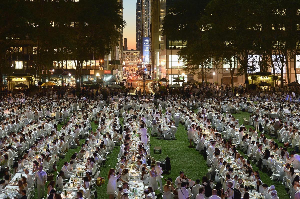 当地时间2013年9月18日,美国纽约,数千名用餐者从头到脚打扮成白色,齐