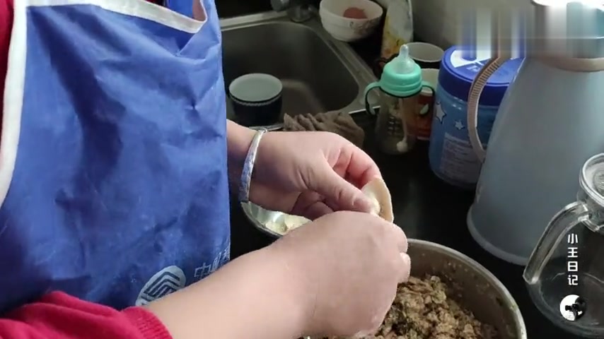 媳妇说体重小伙不相信,有多少?包元宝形状的饺子还挺好看