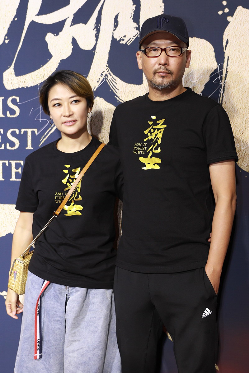 《江湖儿女》冯小刚戏份只保留双手  赵涛穿红裙获廖凡,贾樟柯左右护