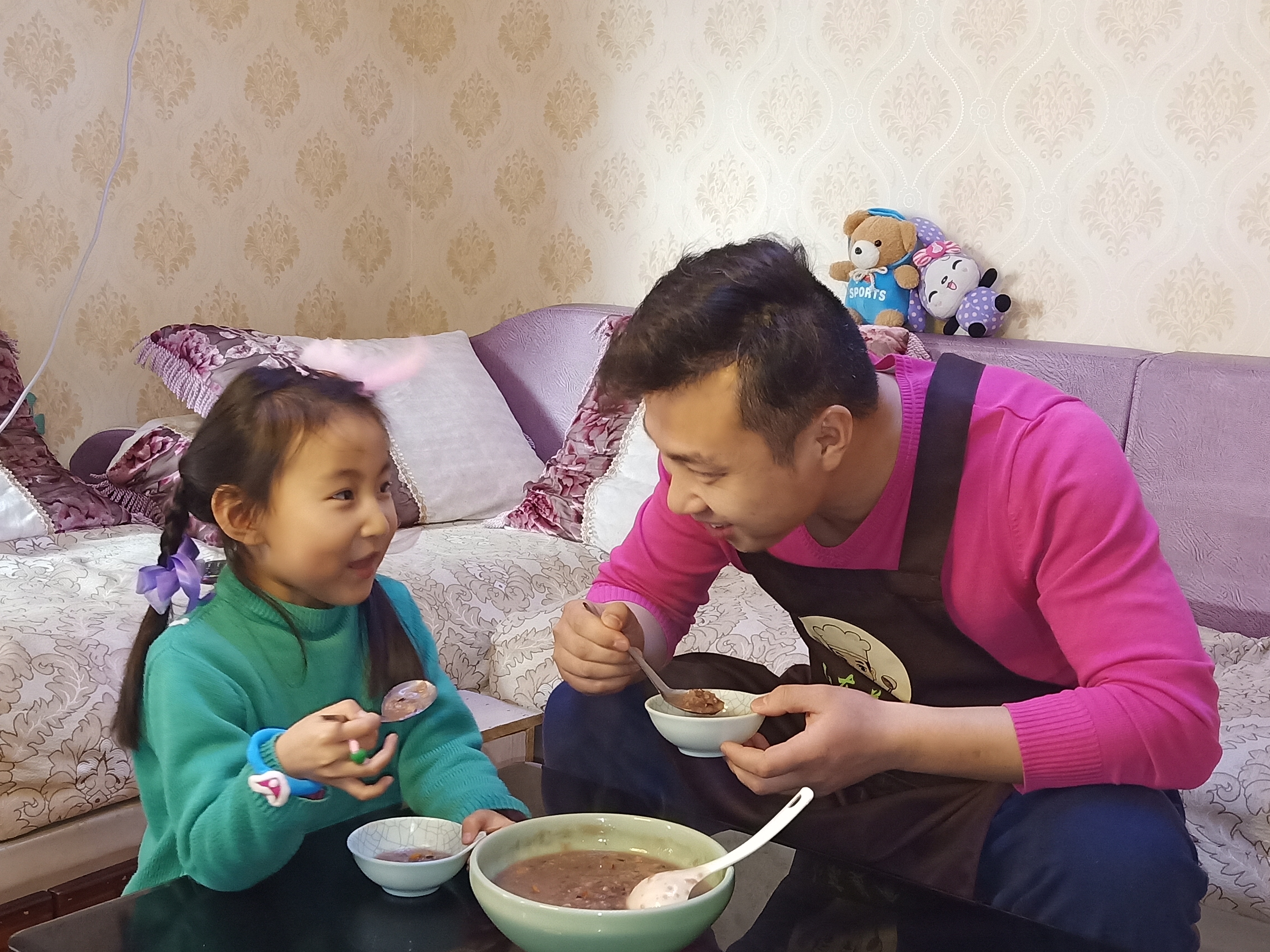 腊八节学会这样熬腊八粥,营养又健康,小姑娘喝的可开心了!