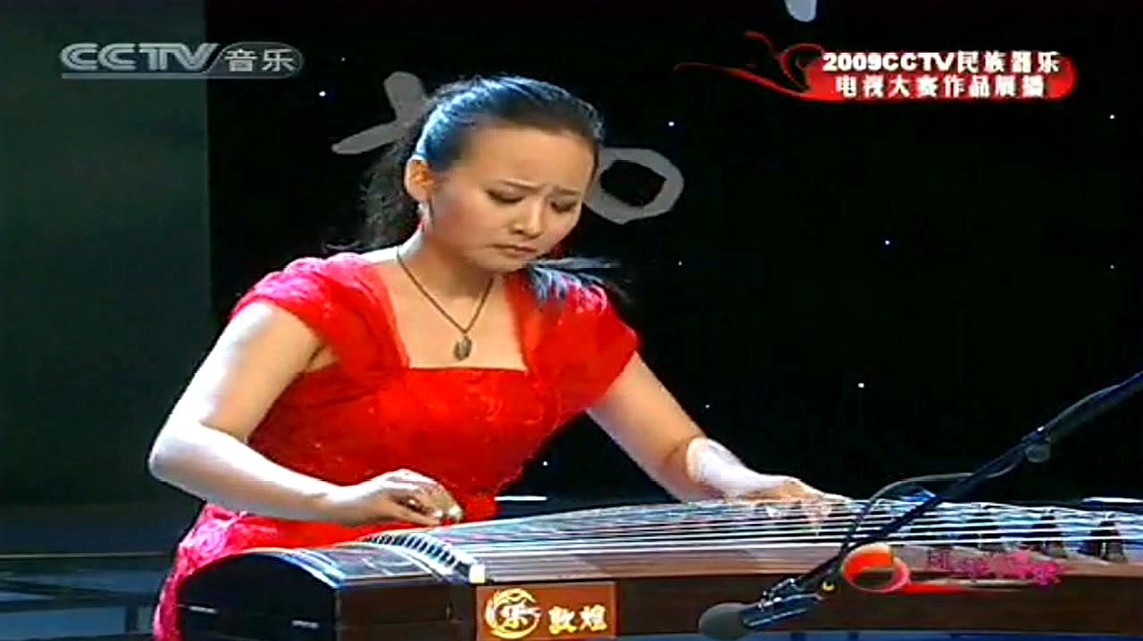 [图]民族器乐大赛上美女选手古筝演奏《望秦川》,意境优美,韵味十足