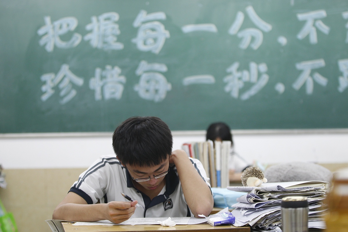 本人学习认真成绩优秀专业思想牢固;关心集体积极参加社会活动学习成绩优良本学年无任何不及格课程努力锻炼体魄最求身心双重锻炼成绩达标。300字